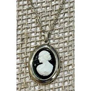 VTG Cameo Pendant Necklace Gold Tone Frame Black White Left Facing 14.5in ~ 17.5
